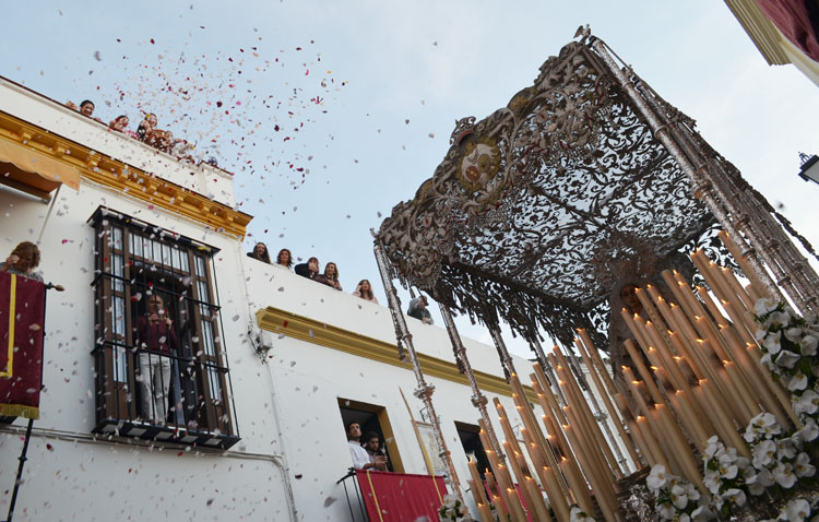 Los Aceituneros animan a colgar la capa de nazareno en los balcones ante la llegada del Miércoles Santo