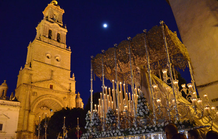 El compás aceitunero marca una intensa jornada de Miércoles Santo en Utrera (GALERÍA Y AUDIO)