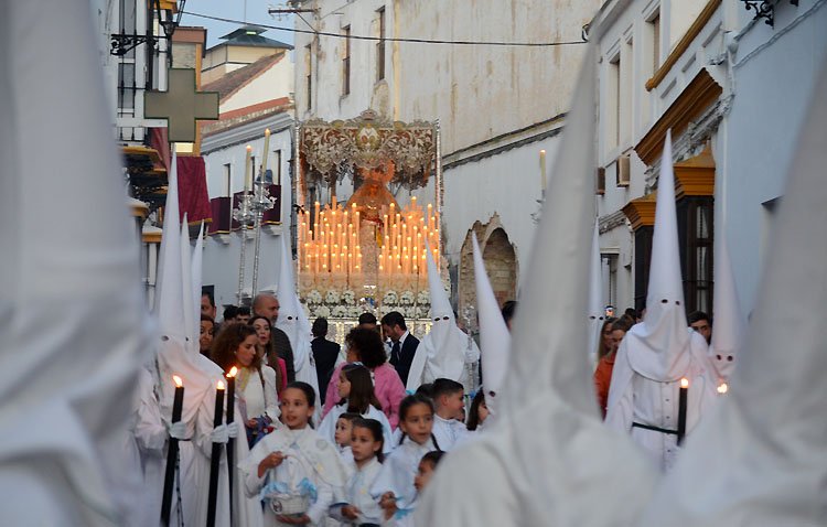 Un Miércoles Santo aceitunero para impregnar de blanco Utrera