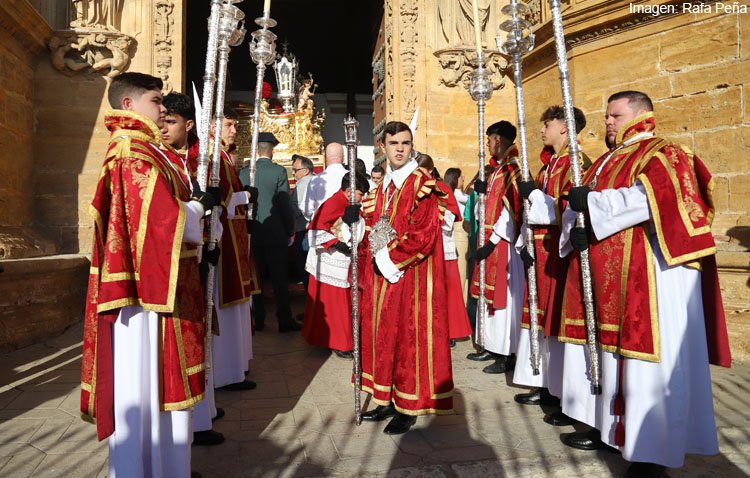 El blanco de los Aceituneros inunda el Miércoles Santo en Utrera