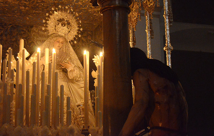 Miércoles Santo de antifaces blancos con los Aceituneros