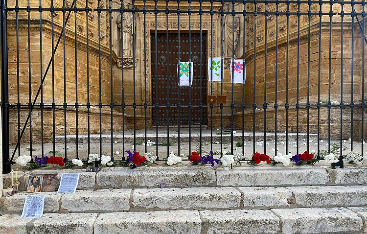 Flores y velas ante la parroquia de Santa María en honor a la hermandad de los Aceituneros