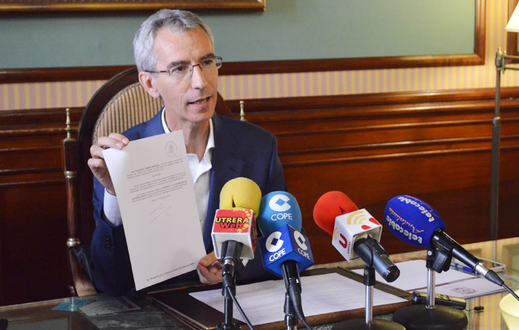 Francisco Jiménez renuncia a su acta como concejal y hace balance de despedida