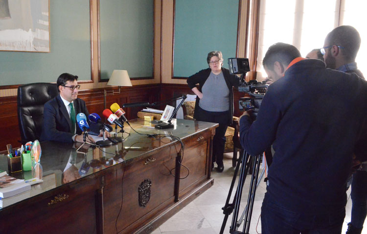 Villalobos convoca a la prensa pero se niega a aceptar preguntas (AUDIO)