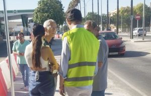 El alcalde visita la obra de construcción de la nueva rotonda en la avenida de entrada a Utrera