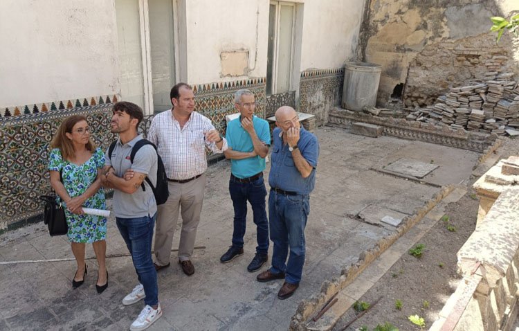 El alcalde de Utrera denuncia la «inexistente» conservación de la Casa Surga, la oficina de Turismo y la casa-palacio de los Cuadra