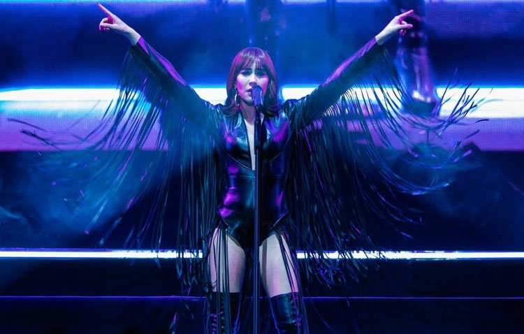 El diseñador utrerano Alejandro Postigo viste a la cantante Aitana para su estreno como actriz en una serie de Disney+