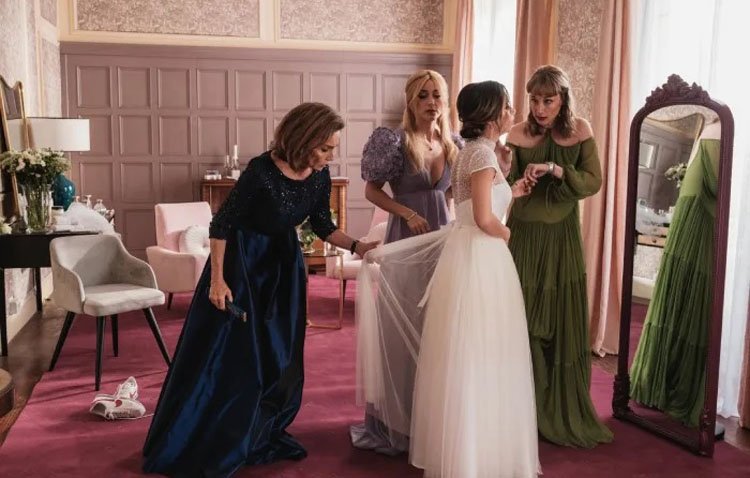 El utrerano Alejandro Postigo, autor de un vestido de novia para una serie de Netflix protagonizada por la conocida actriz Anna Castillo