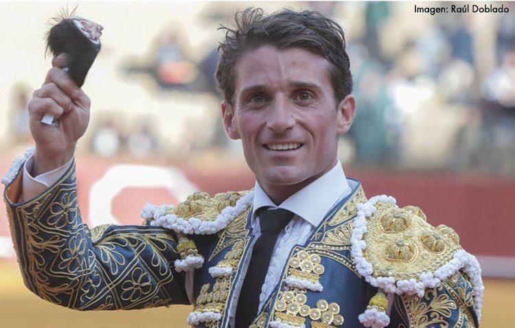El torero Alfonso Cadaval comienza a dar pequeños paseos tras la grave fractura de una vértebra cervical en una cogida