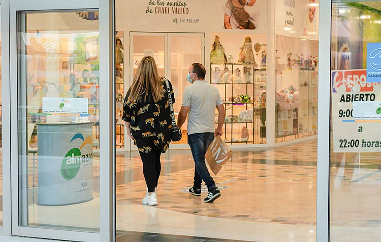 El centro comercial «Almazara Plaza» retoma su apuesta por el empleo local con la reapertura de sus instalaciones