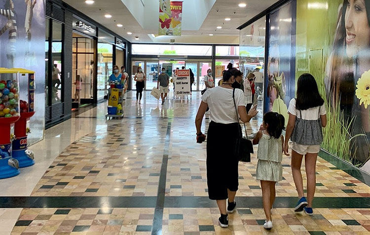 Regalos a los clientes donaciones de alimentos a familias necesitadas en la reapertura del centro comercial «Almazara Plaza»