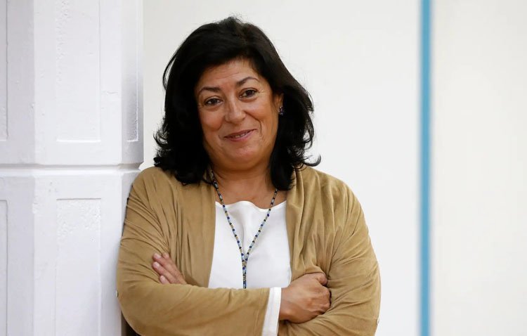 El escritor Felipe Benítez Reyes homenajea a Almudena Grandes en la biblioteca de Utrera con motivo del Día de la Mujer