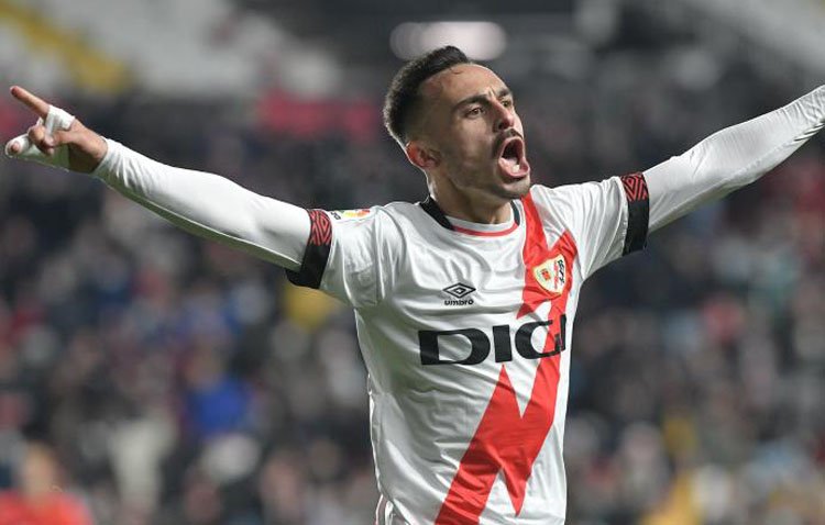El futbolista utrerano Álvaro García dona su camiseta firmada para una subasta a beneficio de la asociación local de TDAH