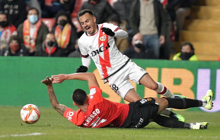 El futbolista utrerano Álvaro García, pieza clave en la histórica clasificación del Rayo a semifinales de la Copa del Rey