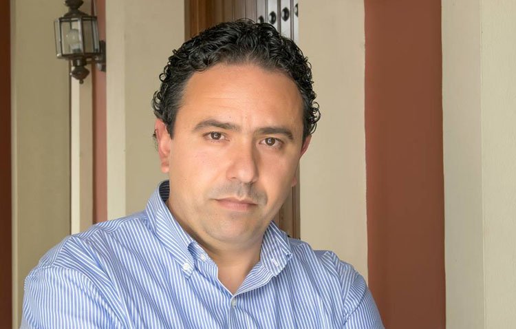 El escritor palaciego Álvaro Romero presenta en Utrera el último libro de su trilogía