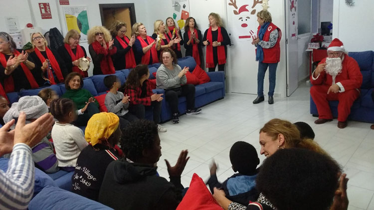 El grupo «Amigas» llena los sones navideños a Cruz Roja en Utrera