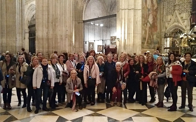 Más de seis decenas de «Amigas» de Utrera disfrutan de un día de ocio y cultura en Sevilla