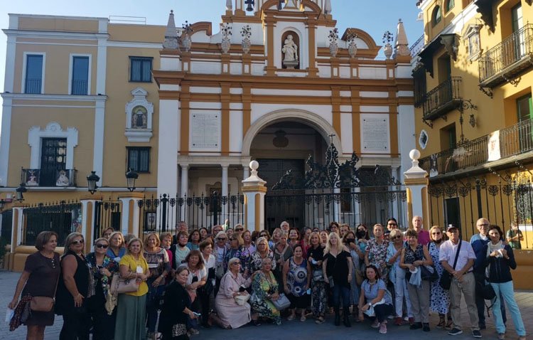 El grupo ‘Amigas de Utrera’ se adentra en los tesoros del sevillano barrio de la Macarena