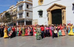 Un encuentro multitudinario de mujeres ataviadas de flamencas llena de ambiente y alegría la feria de Utrera