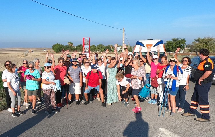 El grupo ‘Amigas de Utrera’ comienza su taller de senderismo con una ruta a Los Molares
