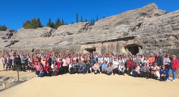 El grupo ‘Amigas de Utrera’ bucea en el tiempo con una visita a Itálica y al monasterio de San Isidoro del Campo