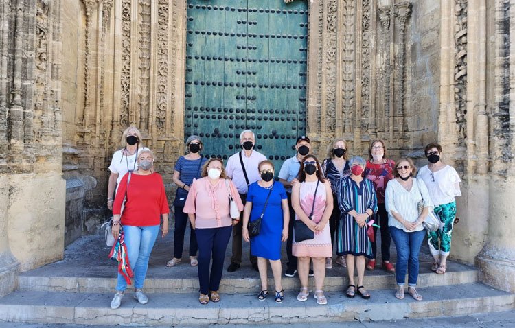 El grupo «Amigas de Utrera» retoma sus actividades con una visita a la parroquia de Santiago