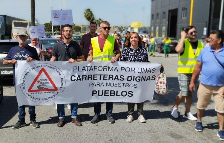 La candidata de la confluencia de izquierdas reclama la mejora de las carreteras de las pedanías de Utrera
