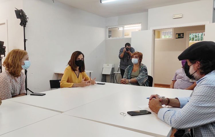La portavoz de Podemos en Utrera se reúne con la ministra de Derechos Sociales