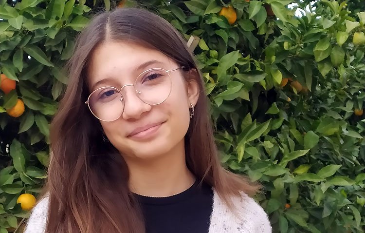 La joven utrerana Ana Méndez Cotrino, premiada en el concurso infantil de dibujo cofrade de COPE Sevilla