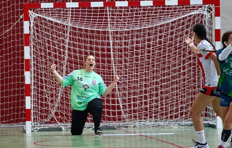 La utrerana Andrea Moreno da el salto a la segunda categoría española del balonmano femenino