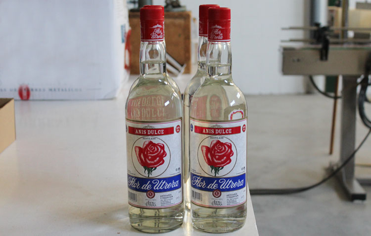 «La Flor de Utrera», el anís que endulza la vida de los utreranos desde 1960 (IMÁGENES)