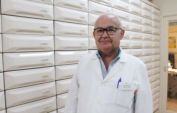 La historia del utrerano Antonio Miñán Postigo, más de medio siglo en la farmacia ubicada en la calle Las Mujeres