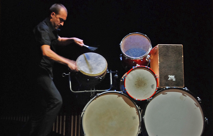 El percusionista Antonio Moreno entusiasmó con su impresionante espectáculo «Al golpe. Tambores, palmas y cajones»