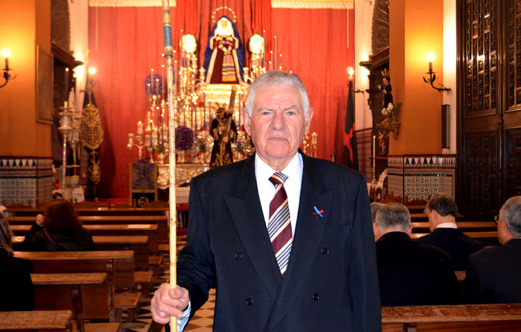 Antonio Rodríguez Velarde, un utrerano que lleva veinte años dando luz a la hermandad de Jesús Nazareno