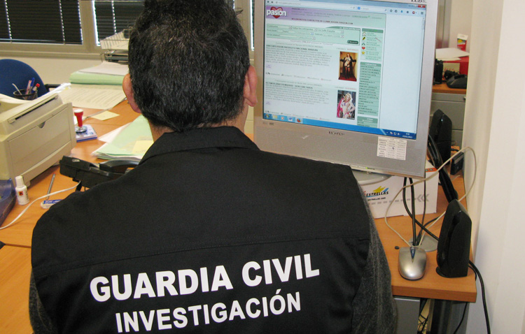 Detenida por anunciar a su exnovio en una página web de contactos gays