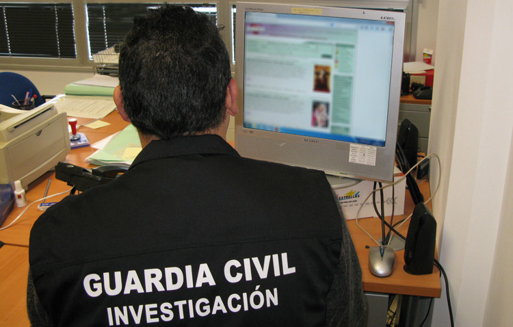 Detenido por publicar 17 anuncios sexuales en Internet con el teléfono de un utrerano para coaccionarle