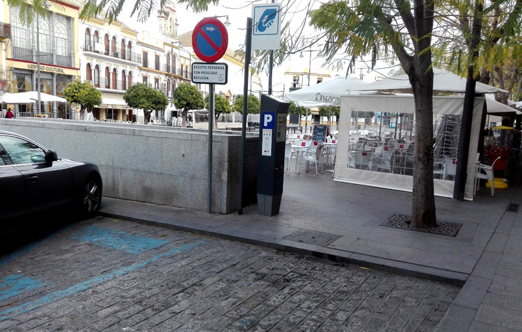 El dinero de las multas por aparcar en plazas de movilidad reducida se destinará a accesibilidad y discapacidad