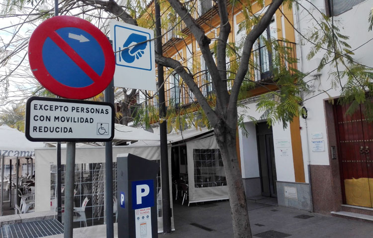 La Policía Local denuncia a 65 conductores por aparcar en plazas para movilidad reducida en el último cuatrimestre de 2017