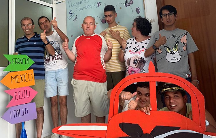Los usuarios de Apdis ‘viajan’ por el mundo gracias a su campamento urbano