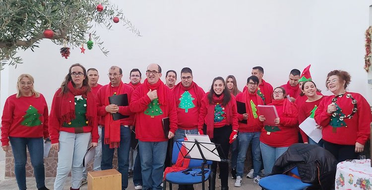 Tarde de villancicos en el centro de Utrera con el coro de campanilleros de Apdis