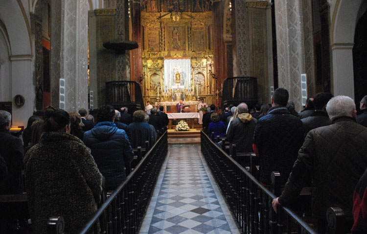 Utrera cierra todas las iglesias al prohibir el Arzobispado la asistencia de fieles a las eucaristías