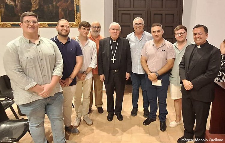 El arzobispo pide apoyo a las cofradías de Utrera para acercar el congreso internacional de hermandades a la localidad