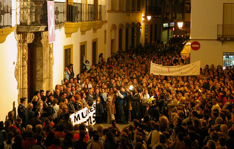 Indignación en Utrera ante el permiso concedido al hombre que asesinó a su mujer con 21 puñaladas en 2004