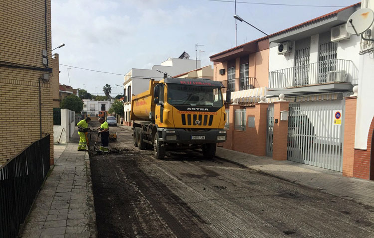 El plan de asfaltado de calles llega a La Mulata y el entorno de la estación de trenes de Utrera