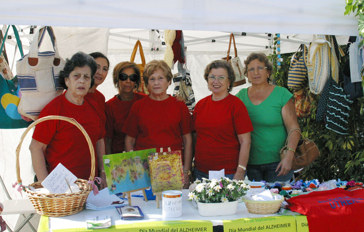 Un mercadillo solidario de la asociación de enfermos de alzheimer que pide la colaboración de los utreranos