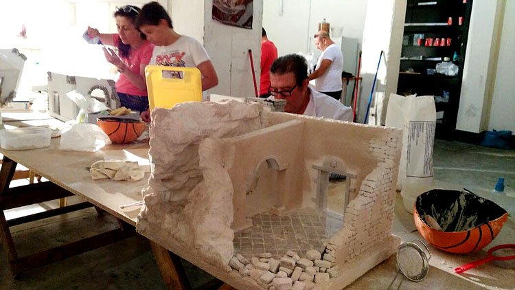 La asociación de belenistas de Utrera prepara el montaje de su primer belén