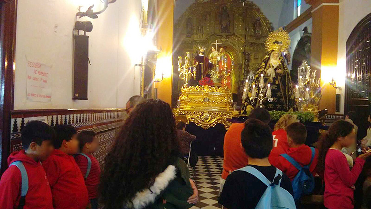 La asociación de mujeres de Santiago acercó la Semana Santa a los niños de su proyecto de ocio y tiempo libre
