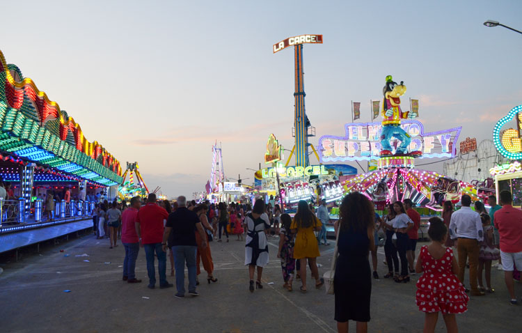 Atracciones sin ruido pero muchas casetas a todo volumen en la primera feria inclusiva de Utrera