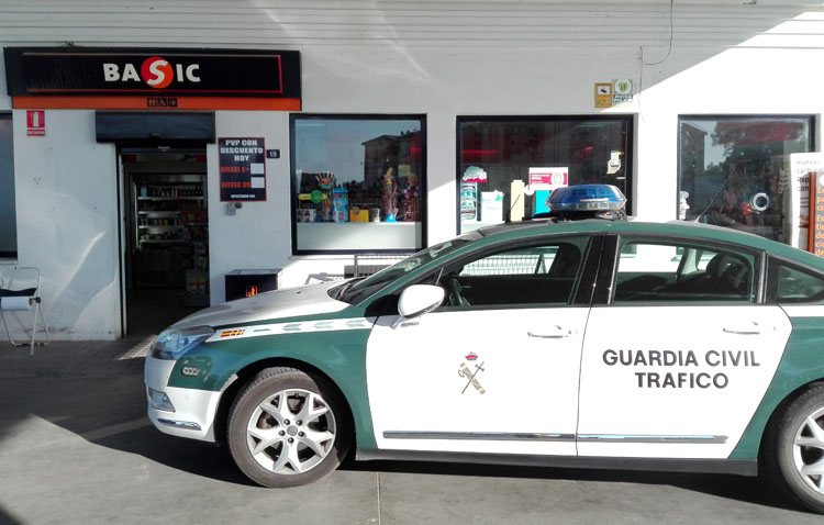 Atraca la gasolinera Los Quintero a punta de pistola y roba un coche para intentar darse a la fuga