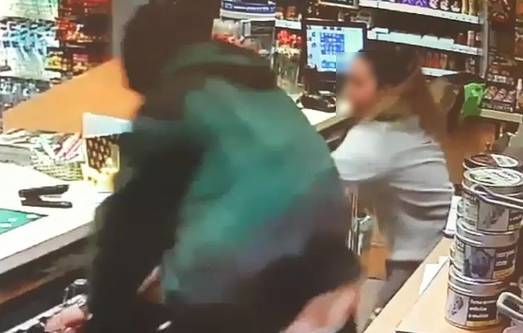 Detenido tras robar un coche y atracar una gasolinera en Utrera amenazando a las empleadas con un destornillador
